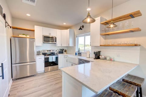 Cedar Lodge at Little Ranches 5 min to Square House in Wimberley