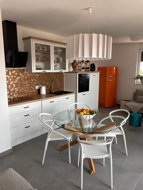 Kitchen or kitchenette, Dining area, Food, oven, stove