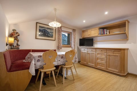 Communal lounge/ TV room, TV and multimedia, Living room, Seating area, Dining area, pet friendly