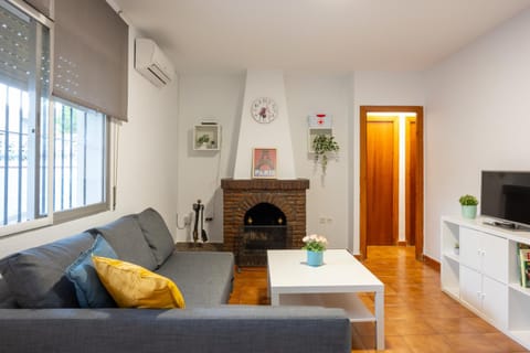Communal lounge/ TV room, TV and multimedia, fireplace