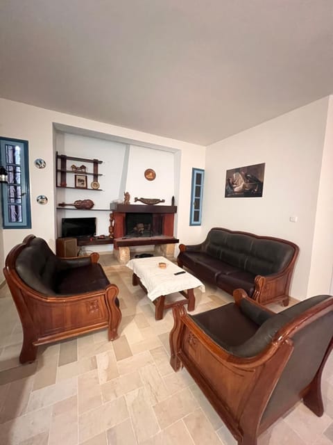 Communal lounge/ TV room, TV and multimedia, Living room, Seating area, Evening entertainment