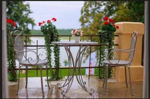 Property building, Restaurant/places to eat, Restaurant/places to eat, Natural landscape, Balcony/Terrace, Balcony/Terrace, Breakfast, internet