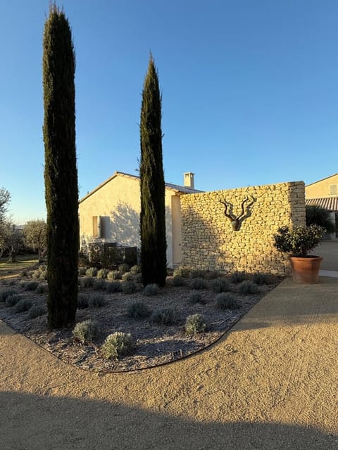 EcoLodge romantique proche Lourmarin Piscine Privée Borne recharge House in Lourmarin