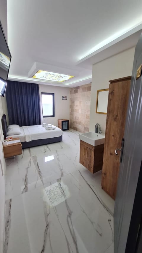 Bed, TV and multimedia, Photo of the whole room, wardrobe