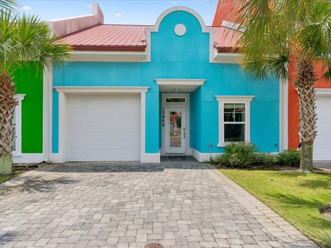 Property building, Facade/entrance, Garden, Parking