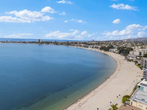 Townhouse 1 Block From Bay With Yard & Parking House in Mission Bay