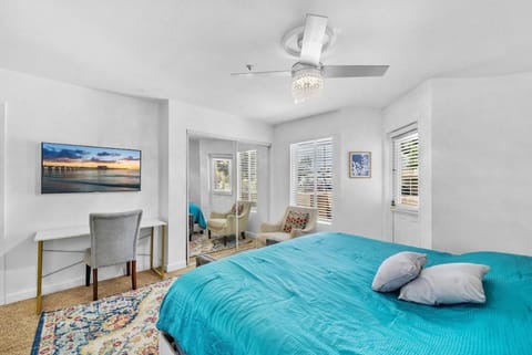 Townhouse 1 Block From Bay With Yard & Parking House in Mission Bay