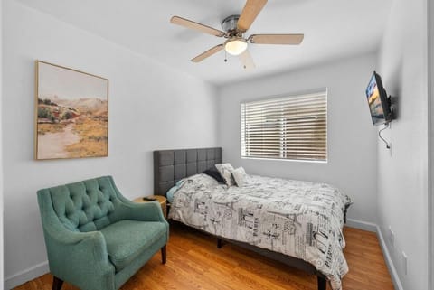 Townhouse 1 Block From Bay With Yard & Parking House in Mission Bay