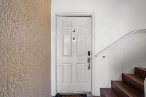 Townhouse 1 Block From Bay With Yard & Parking House in Mission Bay