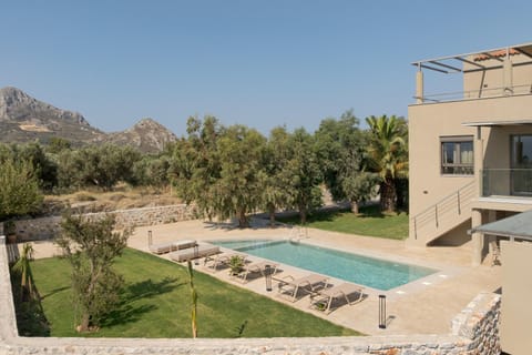 Property building, Day, Natural landscape, Mountain view, Swimming pool, sunbed