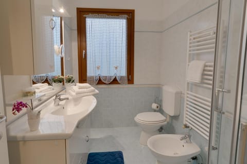 Shower, Toilet, Bathroom, bidet, towels