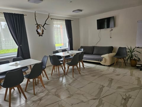 Communal lounge/ TV room, TV and multimedia, Seating area, Dining area