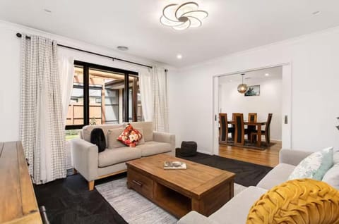 View (from property/room), Living room, Decorative detail, Seating area, Dining area