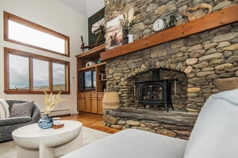 Mountain Top Fresh Pond Hot Tub House in Pittsfield