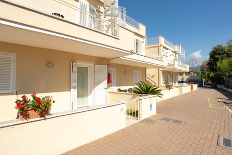 Property building, Neighbourhood, Mountain view