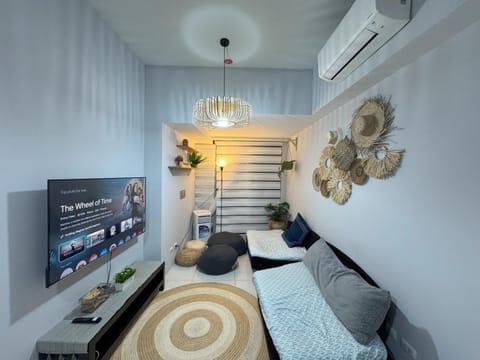 Communal lounge/ TV room, TV and multimedia, Living room, Seating area, Evening entertainment, air conditioner