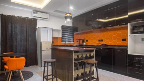 Kitchen or kitchenette, Dining area, minibar