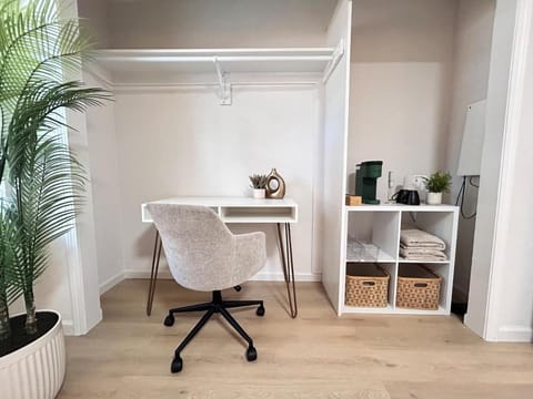 Quiet Community, Stylish Escape House in Sacramento