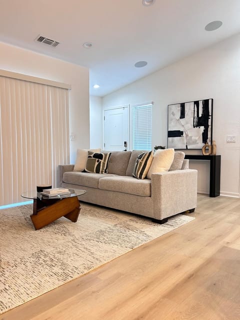 Quiet Community, Stylish Escape House in Sacramento