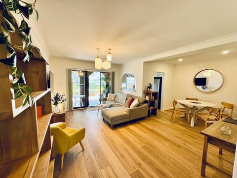 TV and multimedia, Living room, Photo of the whole room, Dining area, air conditioner