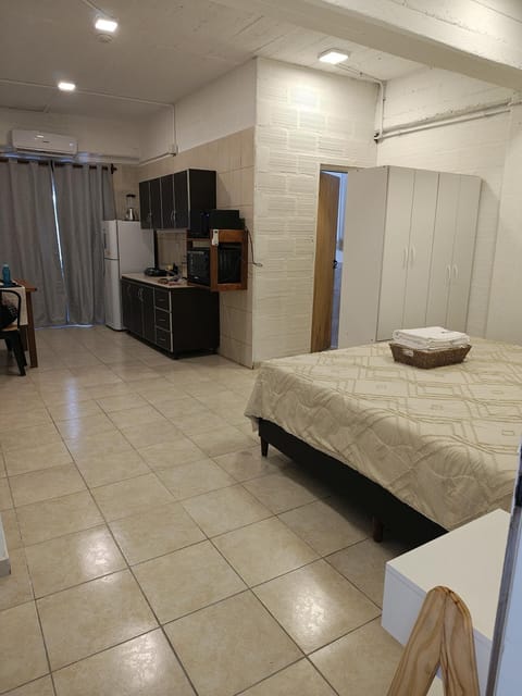 Bed, Kitchen or kitchenette, Photo of the whole room, Bedroom, minibar, oven