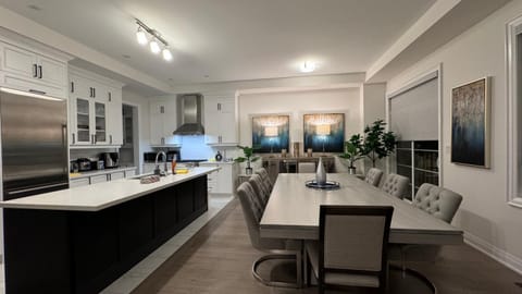 TV and multimedia, Kitchen or kitchenette, Living room, Seating area, Dining area