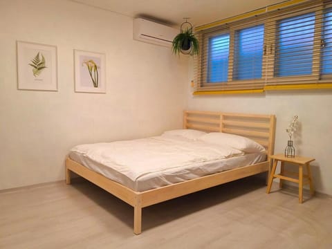 Bed, Photo of the whole room, Bedroom, air conditioner