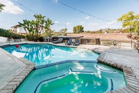 5BR Oasis with Pool, Arcade, Sauna House in Casa De Oro-Mount