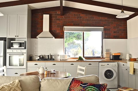 Coffee/tea facilities, Kitchen or kitchenette, Dining area, oven, stove, toaster, washing machine