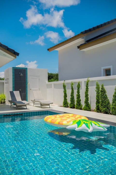 Day, Pool view, Swimming pool, sunbed