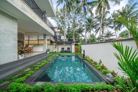 Property building, Patio, Swimming pool, Swimming pool