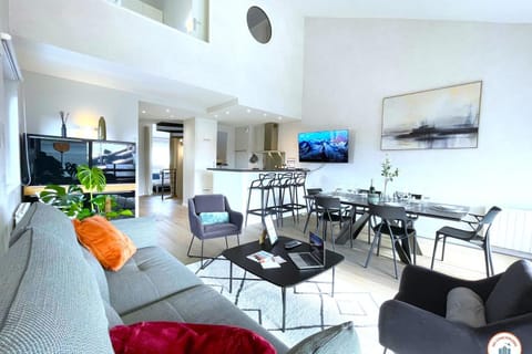 TV and multimedia, Kitchen or kitchenette, Living room, Seating area, Dining area
