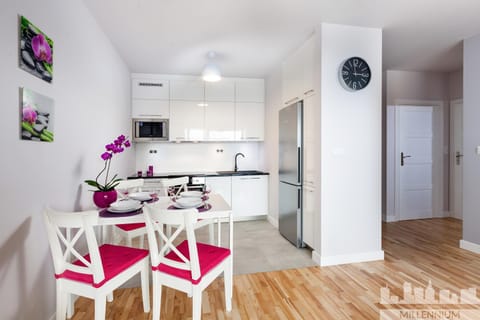 Kitchen or kitchenette, Dining area, Communal kitchen