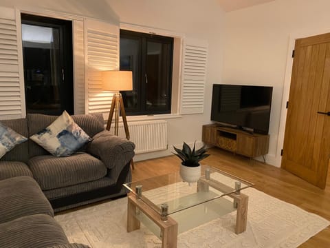Communal lounge/ TV room, TV and multimedia, Living room, Seating area, Evening entertainment