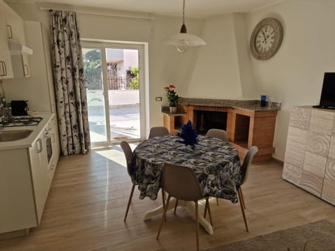 Property building, Kitchen or kitchenette, Living room, Seating area, Dining area, minibar, oven, stove