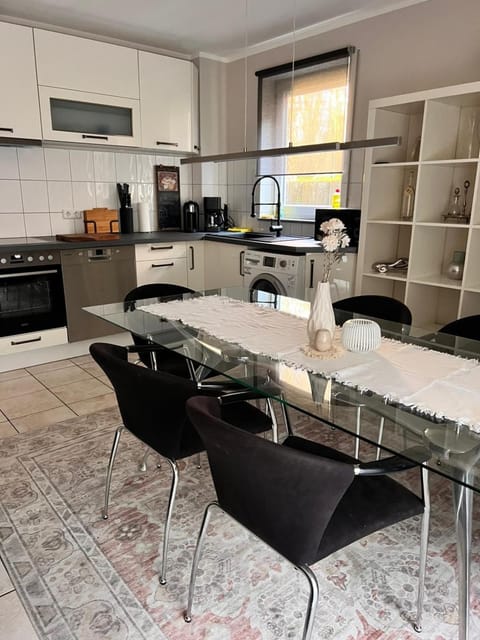 Kitchen or kitchenette, Seating area, Dining area, dishwasher