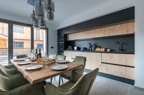Kitchen or kitchenette, Dining area