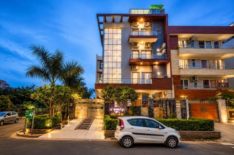 Property building, Facade/entrance, Parking