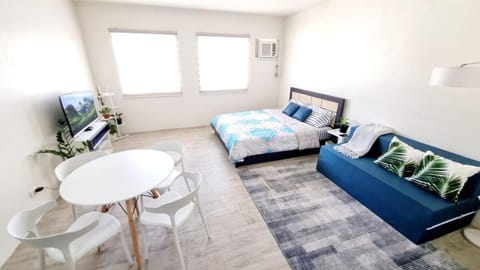 Bed, TV and multimedia, Living room, Photo of the whole room, Bedroom