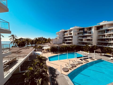Property building, Balcony/Terrace, Sea view, Swimming pool