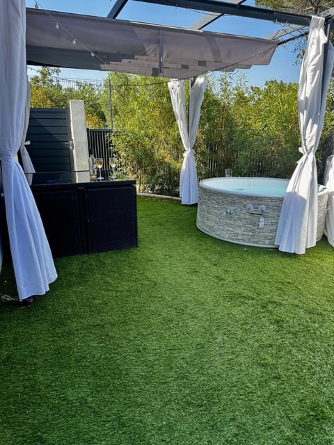 Patio, Garden, Hot Tub