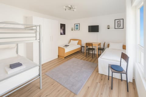 Bed, TV and multimedia, Photo of the whole room, Seating area, Bedroom