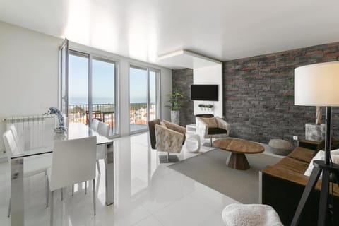Communal lounge/ TV room, TV and multimedia, Living room, Seating area, Dining area