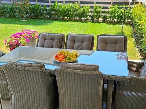 Patio, Day, Garden, Food and drinks, Seating area, Dining area, Garden view