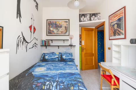 Photo of the whole room, Bedroom