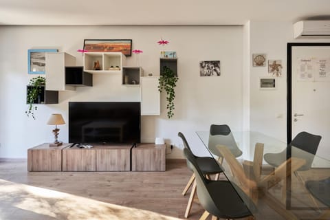 Communal lounge/ TV room, TV and multimedia, Dining area