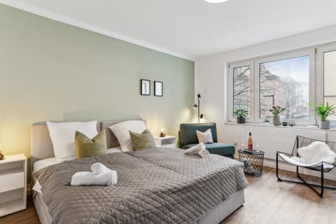 Bed, Living room, Photo of the whole room, Seating area, Bedroom