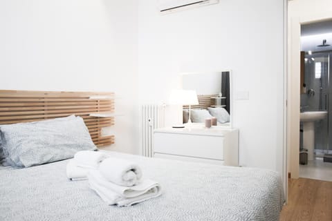 Bed, Bedroom, towels