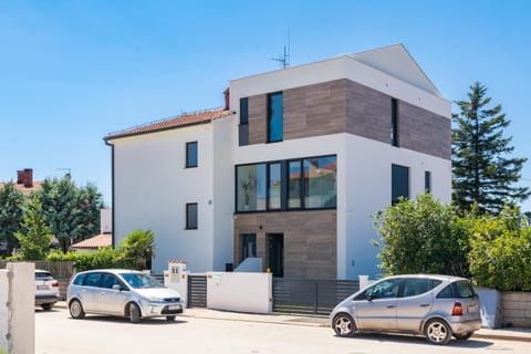 Property building, Facade/entrance, Off site