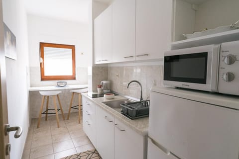Kitchen or kitchenette, oven, pet friendly, stove, toaster